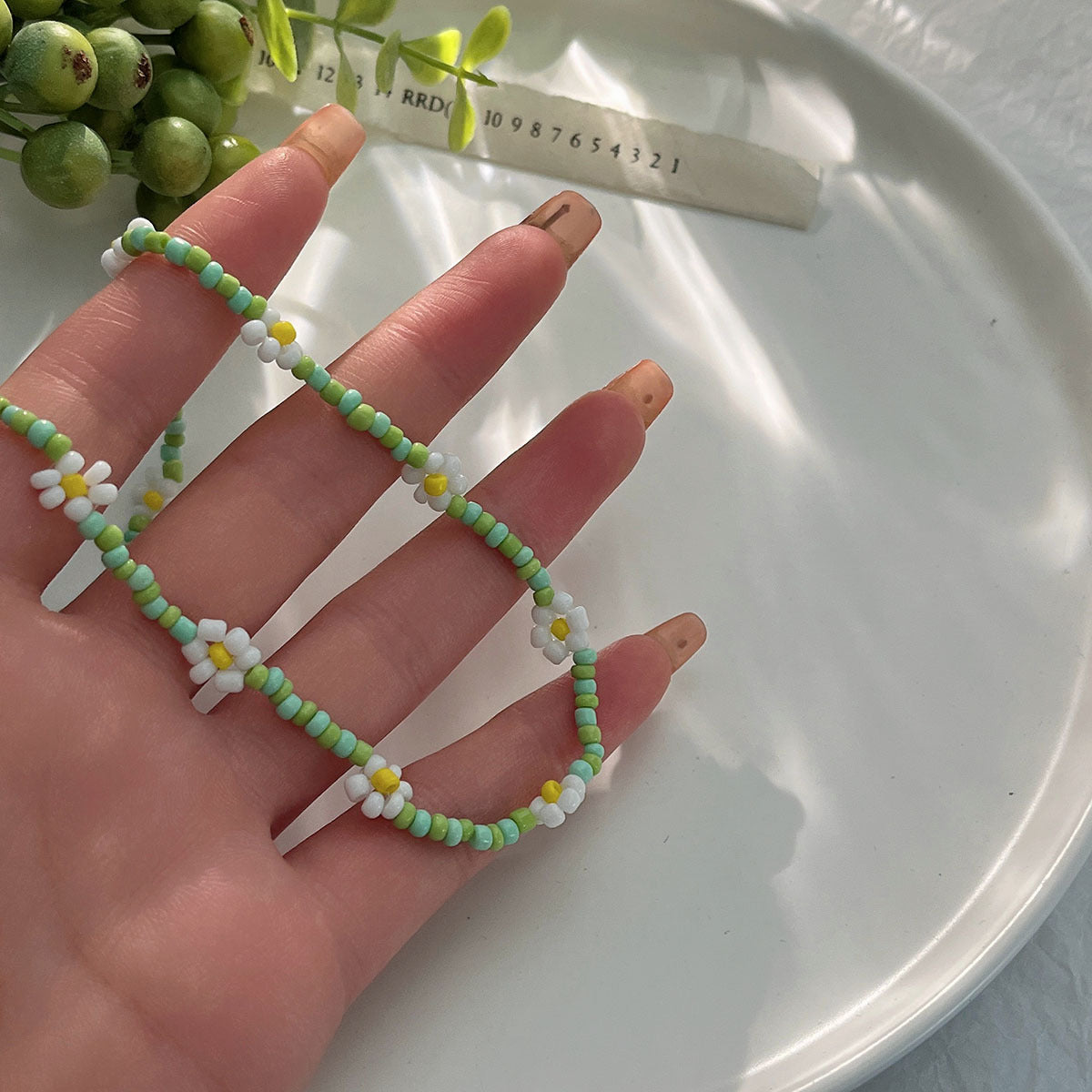 Venta al por mayor collar de cuentas de arroz de flor pequeña y fresca en contraste